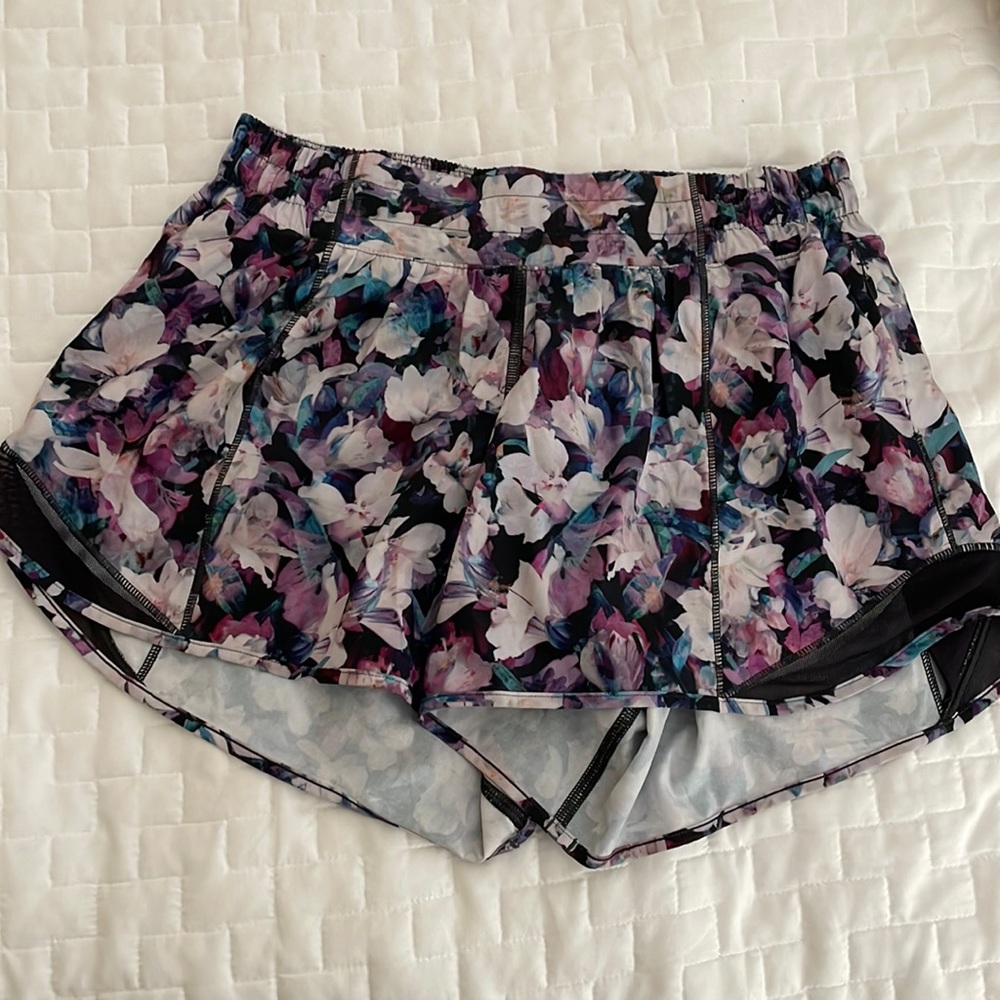 Lululemon hotty hot shorts in size 6 tall